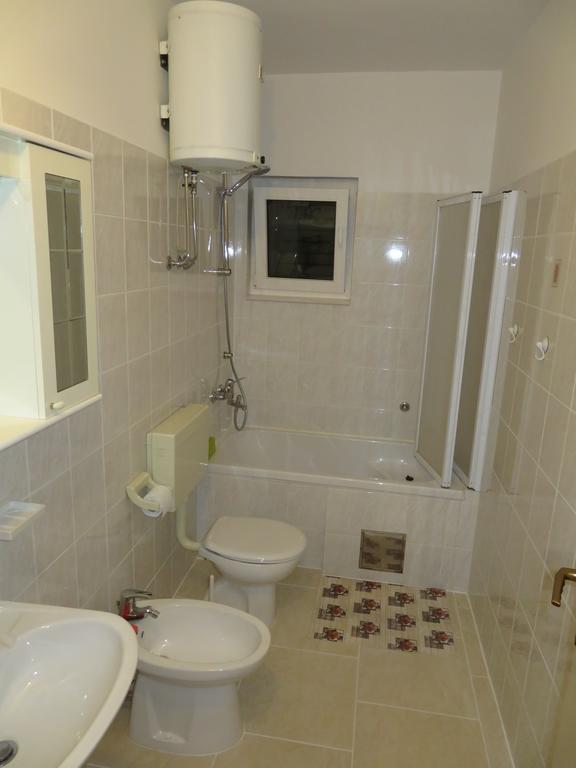 Casa Rosada Hotel Podgora Kamer foto